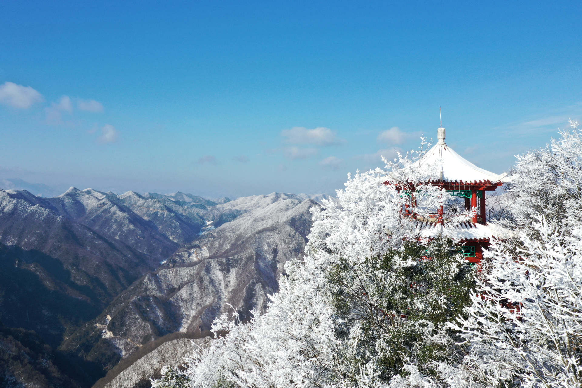 2月20日在湖北省?？悼h馬橋鎮(zhèn)堯治河村梨花山拍攝的雪凇景觀（無人機(jī)照片）。 (2).jpg