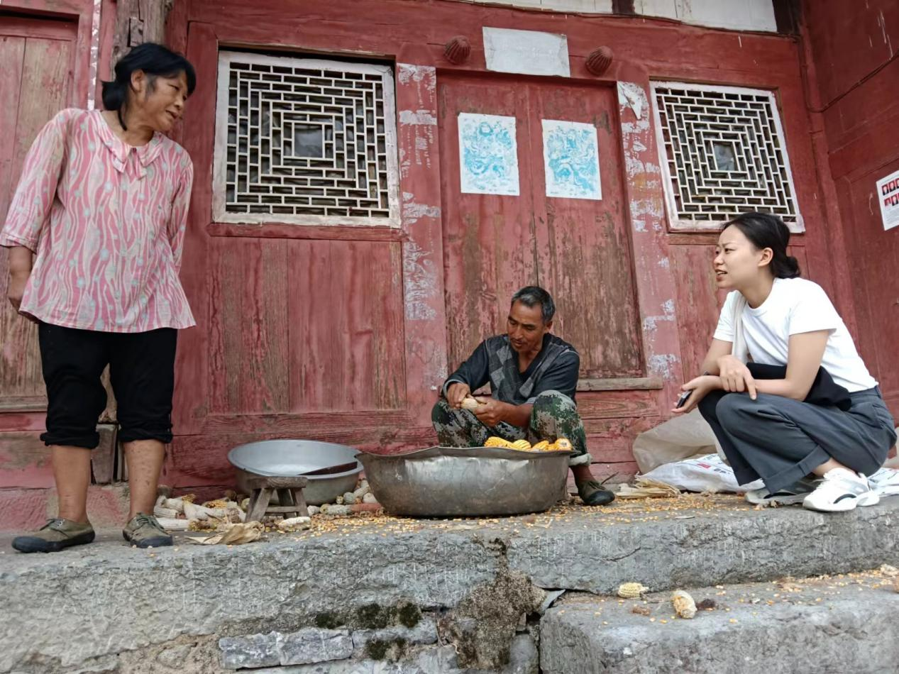 袁霜（右）走訪村里的殘疾人家庭。（甕安縣委組織部供圖）.png